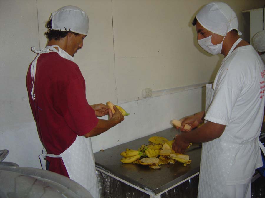 epluchage-des-bananes-roses-saldac