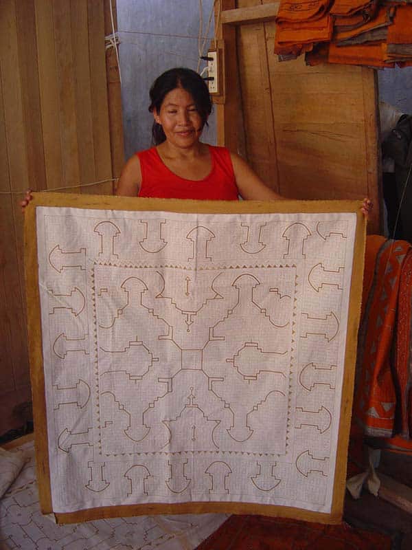 une-grande-nappe-a-fond-blanc-saldac