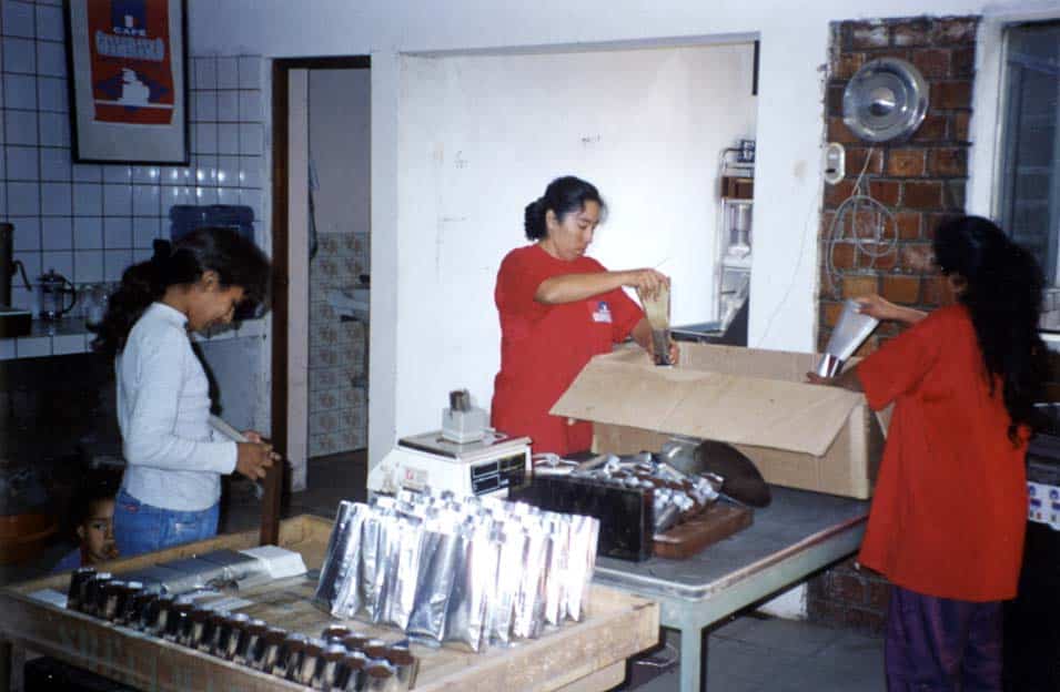 Mise en poche du café à Lima, mai 2000